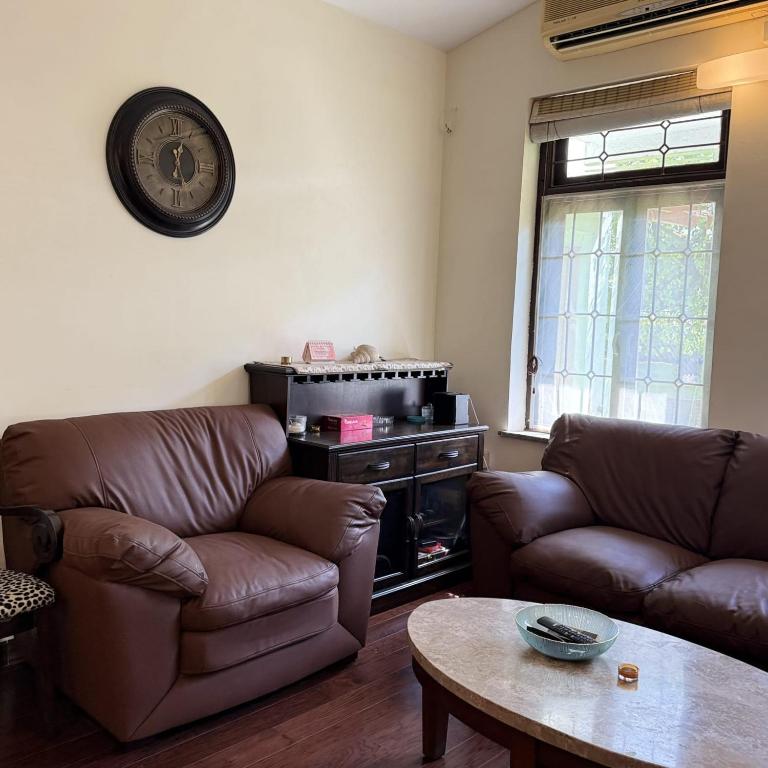 Χώρος καθιστικού στο Lonavala Tungarli - Escape To A Bygone EraA Home With Soul