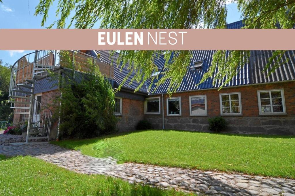 una casa con un cartello che recita Cullen Nest di EulenNest a Rüde