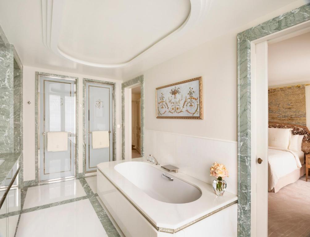 Four Seasons Hotel George V Paris photo