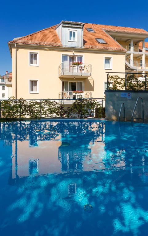 Bazén v ubytování Apparthotel Bad Schandau by STEIGER Hotels nebo v jeho okolí