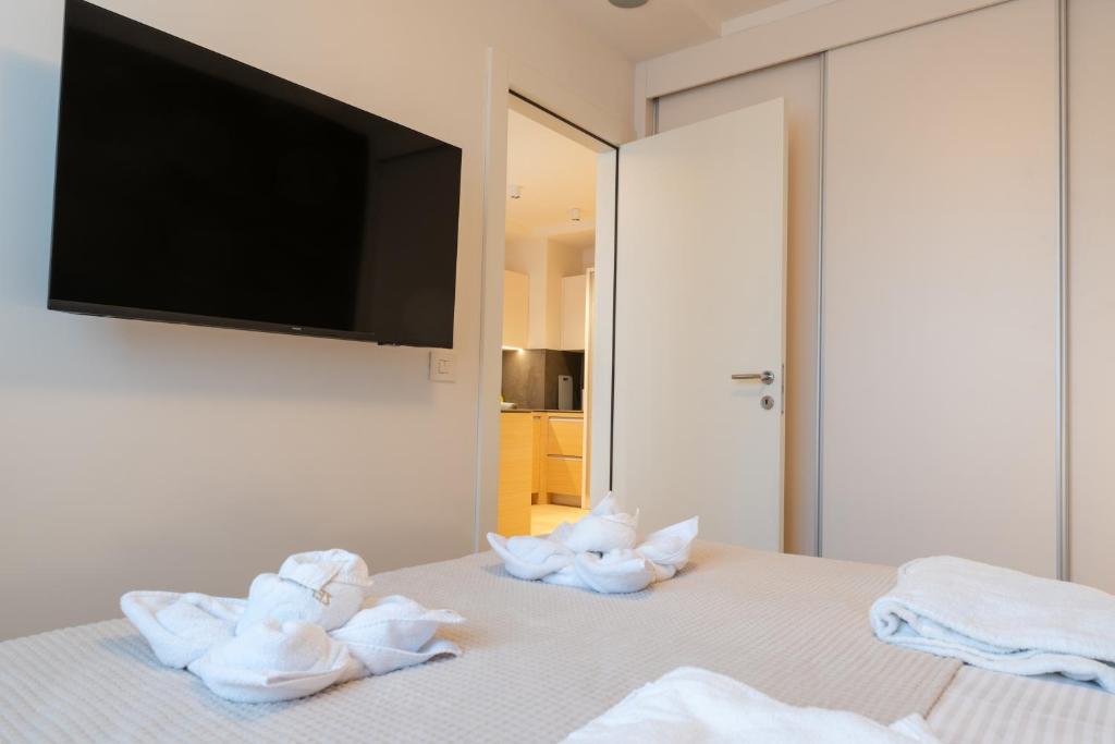 CENTRAL Stars Apartments & Free parking - Deluxe One-Bedroom Apartment With City View