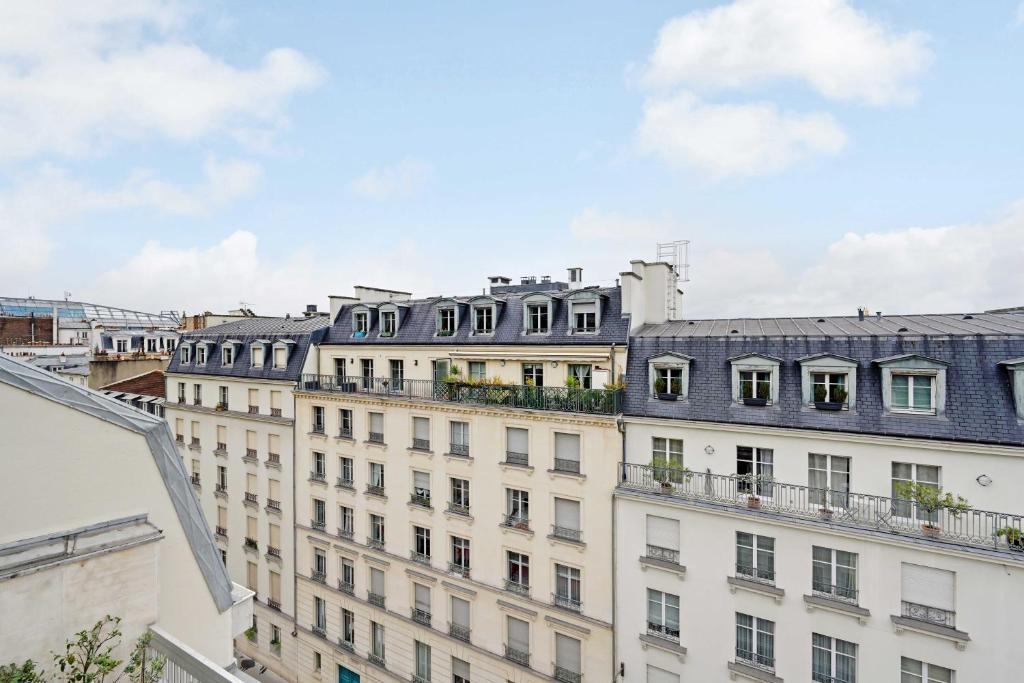 A C 2P apartment with terrace and view of Paris