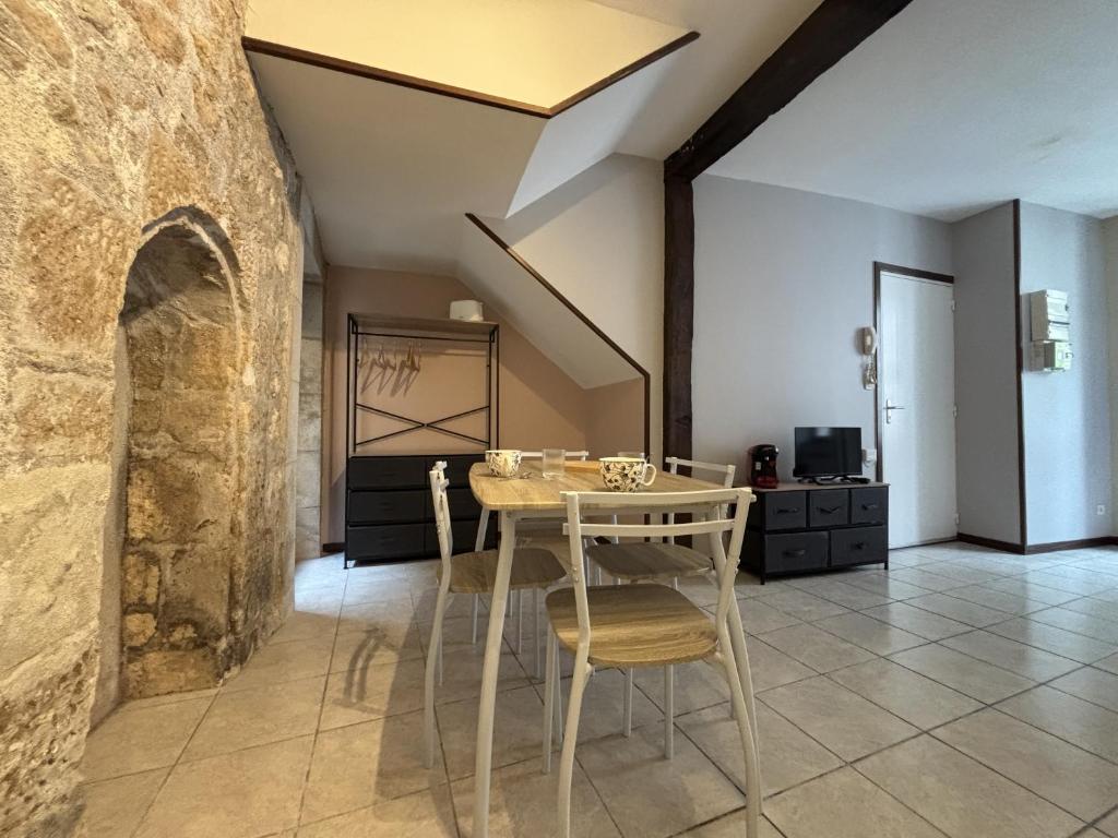 una sala da pranzo con tavolo e sedie di Résidence Cloche verte a Bourges