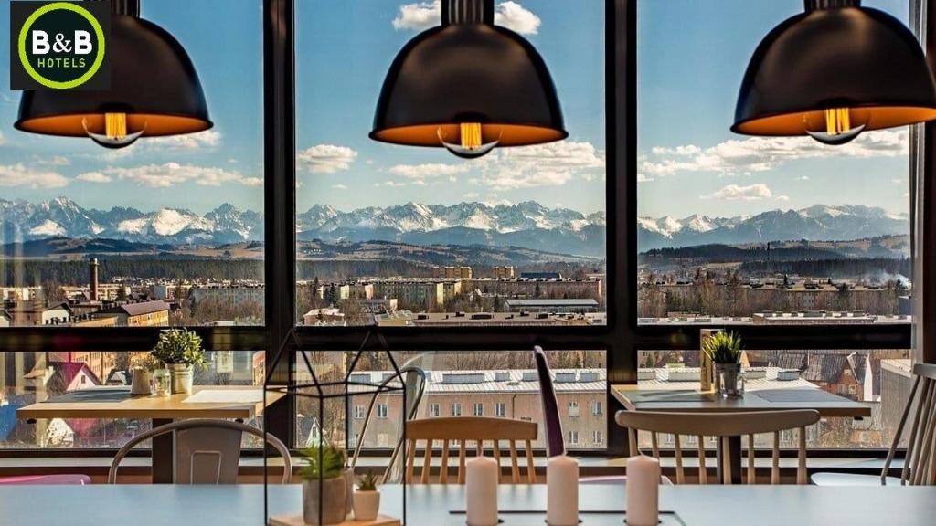 Nespecifikovaný výhled na hory nebo výhled na hory při pohledu z hotelu