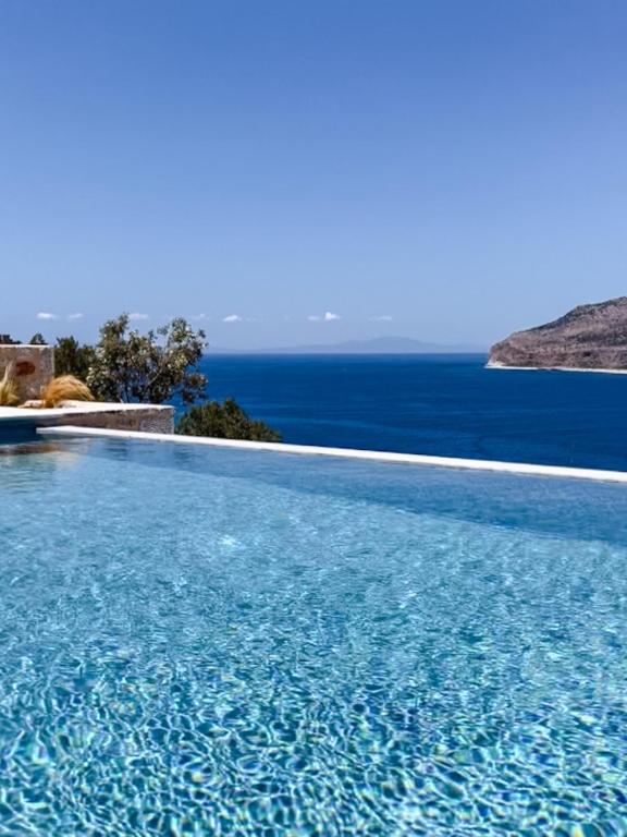 利梅尼Eleonas Limeni的可以看到海景的游泳池