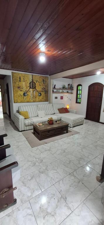 un ampio soggiorno con divani e tavolino da caffè di Casa Flor 2- Centro vista p o Rio a Nova Friburgo