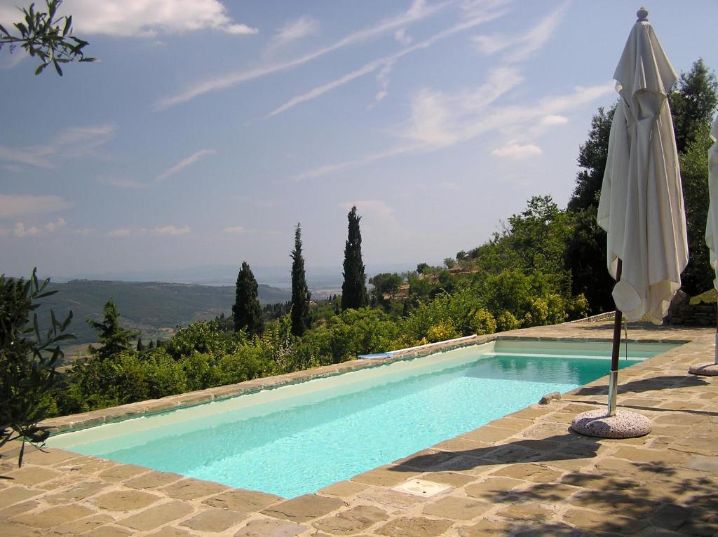 piscina con ombrellone e ombrellone di Villa Rosa a Cortona