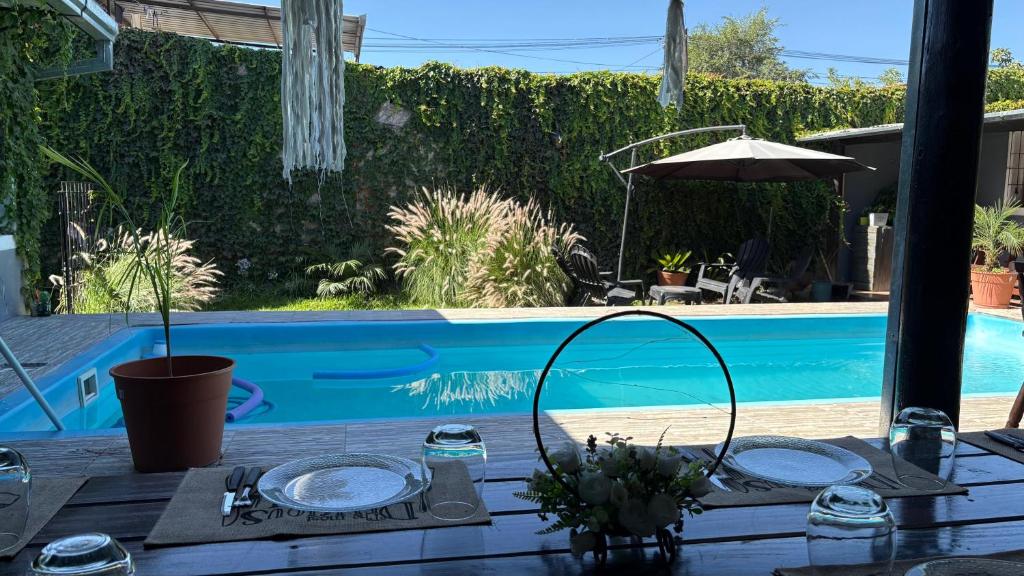 ein Tisch mit Tellern darauf neben einem Swimmingpool in der Unterkunft Hospedaje Golden 