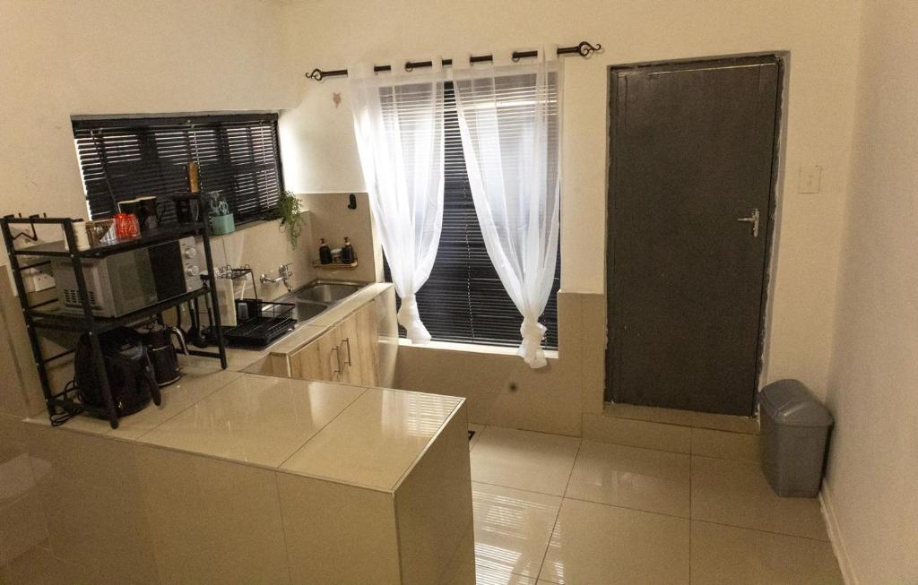 比勒陀利亚Thorne's crip的带台面和窗户的厨房