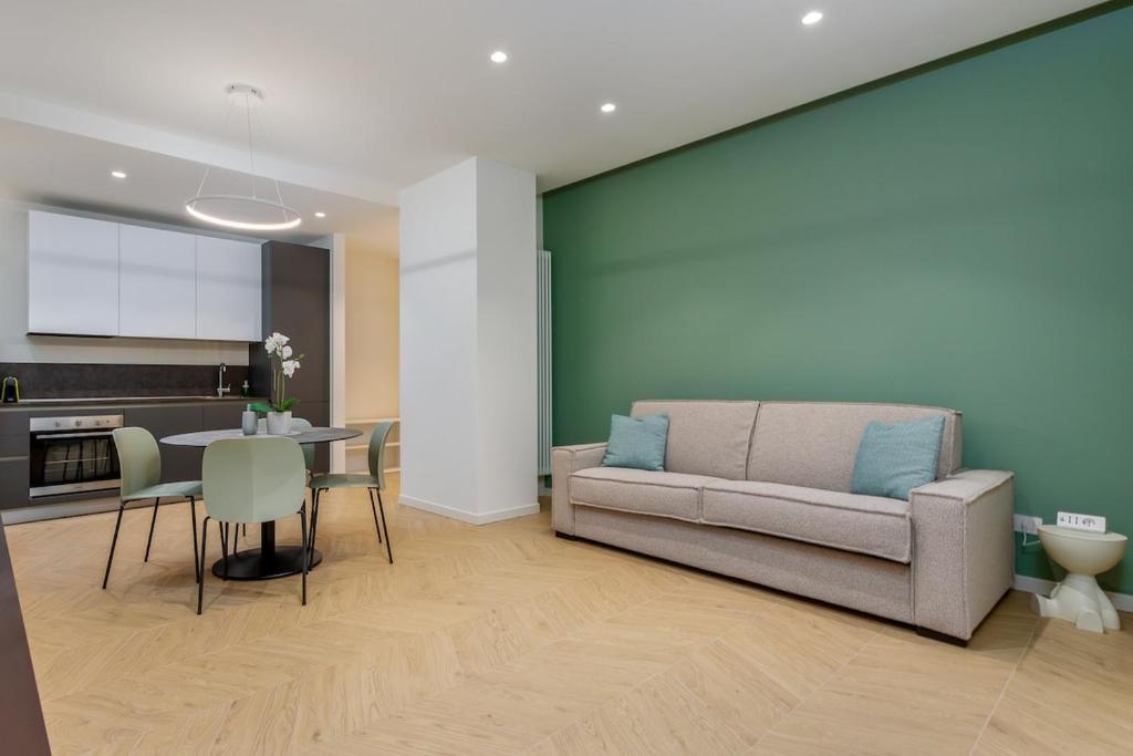 ein Wohnzimmer mit Sofa und Tisch in der Unterkunft Center of Bergamo BGYnn Le Grazie in Bergamo