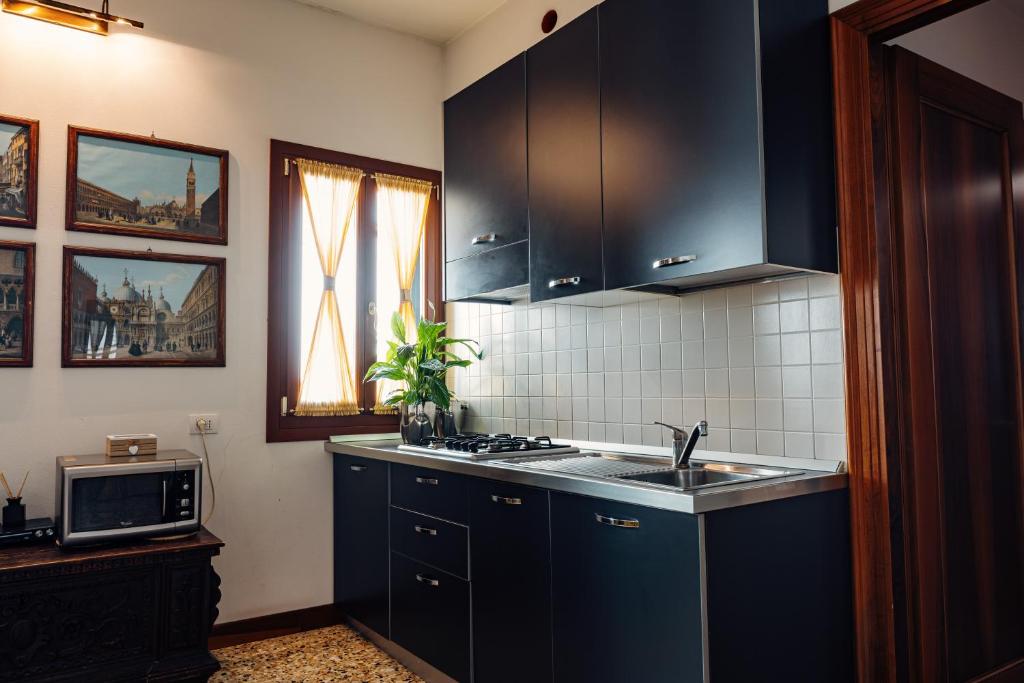 Casa Dei Pittori Venice Apartments - 12