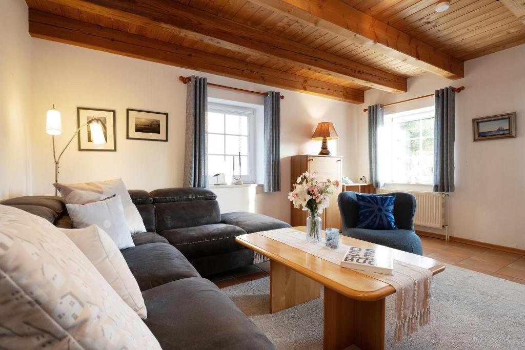 een woonkamer met een bank en een tafel bij Tuttelduven in Bisdorf