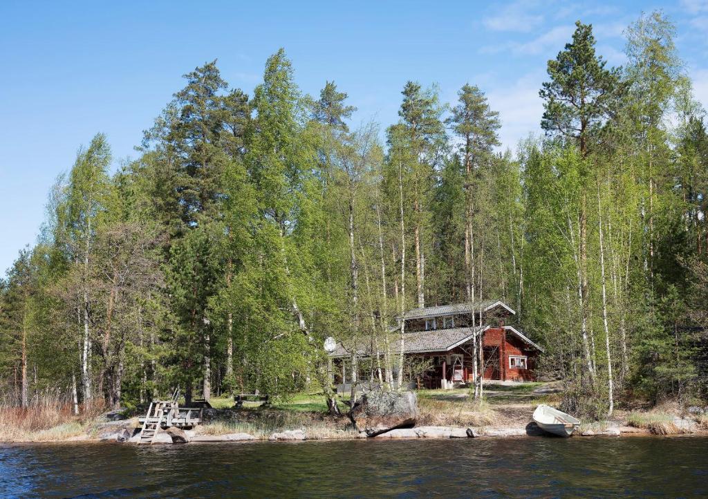 een huis aan de oever van een waterlichaam bij Mökki Syrjälä in Puumala