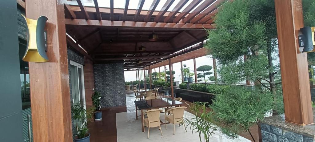 een patio met een tafel en stoelen in een gebouw bij Hotel Ghiloth Inn in Neemrana