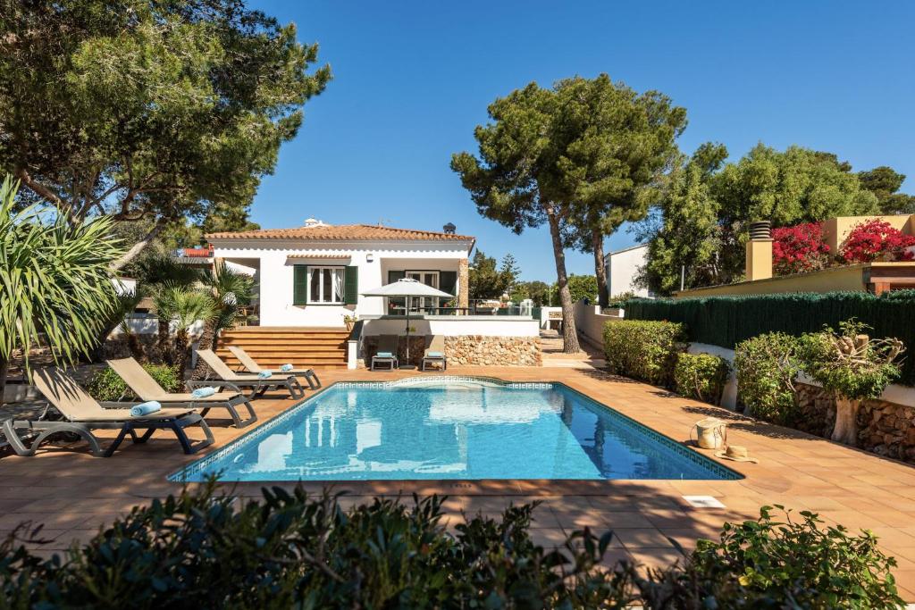 une piscine dans une cour avec une maison dans l'établissement Villa Jose, à Cala Blanca