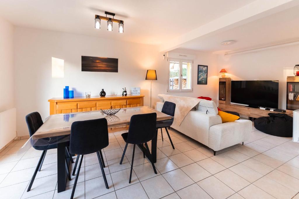 een woonkamer met een tafel en een bank bij Le clos Serenity - Jardin & parking in Horbourg