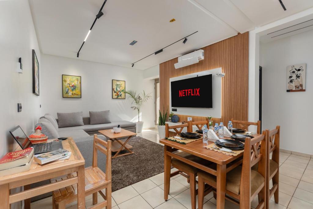 TV a/nebo společenská místnost v ubytování Modern 2BR Condo 10min from beach and Souk