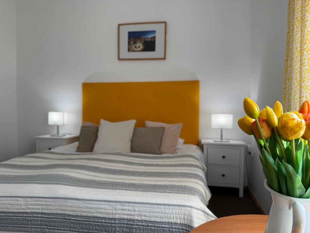 Ένα ή περισσότερα κρεβάτια σε δωμάτιο στο Amfora Panzió