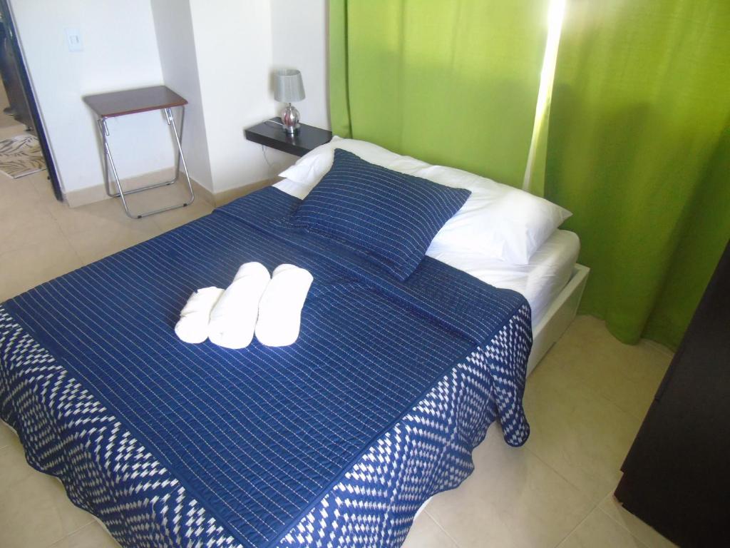 Postel nebo postele na pokoji v ubytování Caribbean Island Hotel