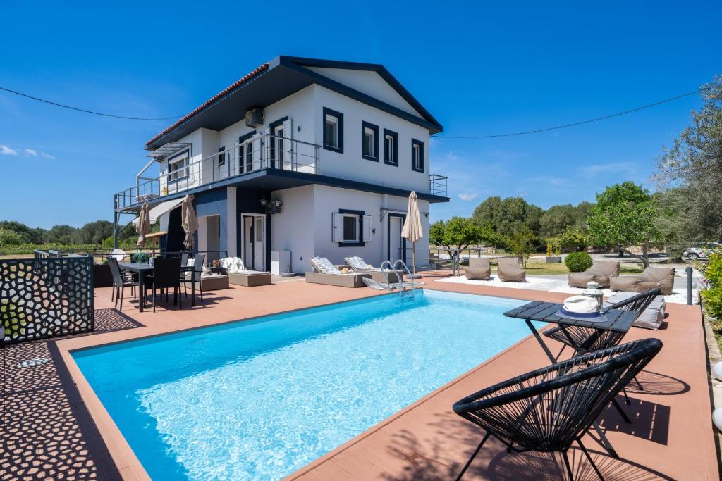 een villa met een zwembad en een huis bij Villa Sorina Kefalonia in Svoronata