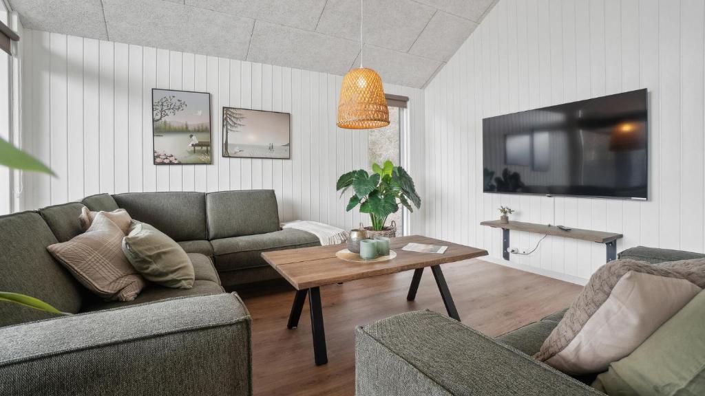 ein Wohnzimmer mit zwei Sofas und einem Tisch in der Unterkunft Villavilla #621 - Dueodde, Bornholm in Vester Sømarken