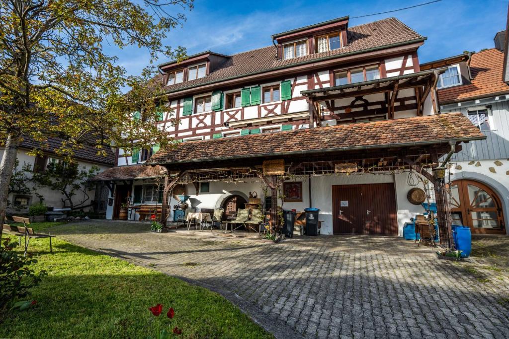un bâtiment avec un pavillon devant lui dans l'établissement Zum Torkelhaus, à Sipplingen