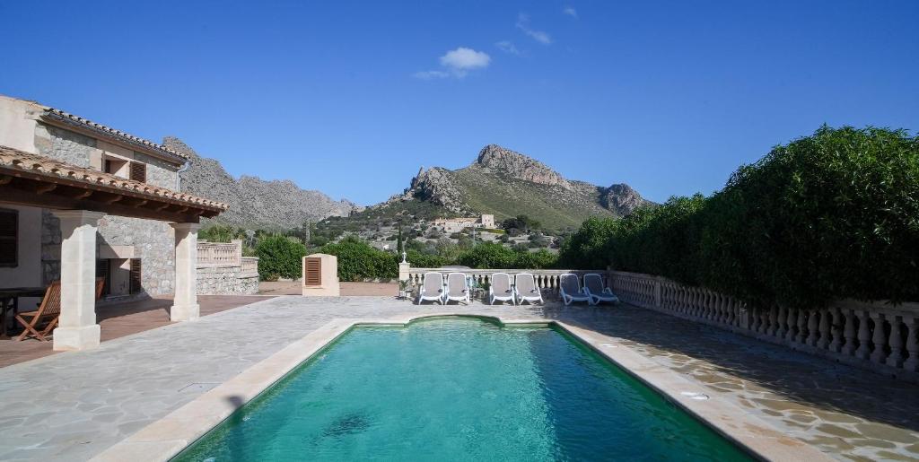 Nespecifikovaný výhled na hory nebo výhled na hory při pohledu z prázdninového domu