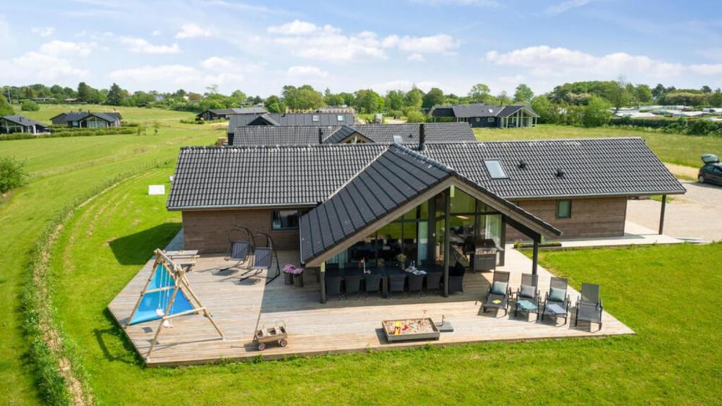 Το κτήριο όπου στεγάζεται  η παραθεριστική κατοικία