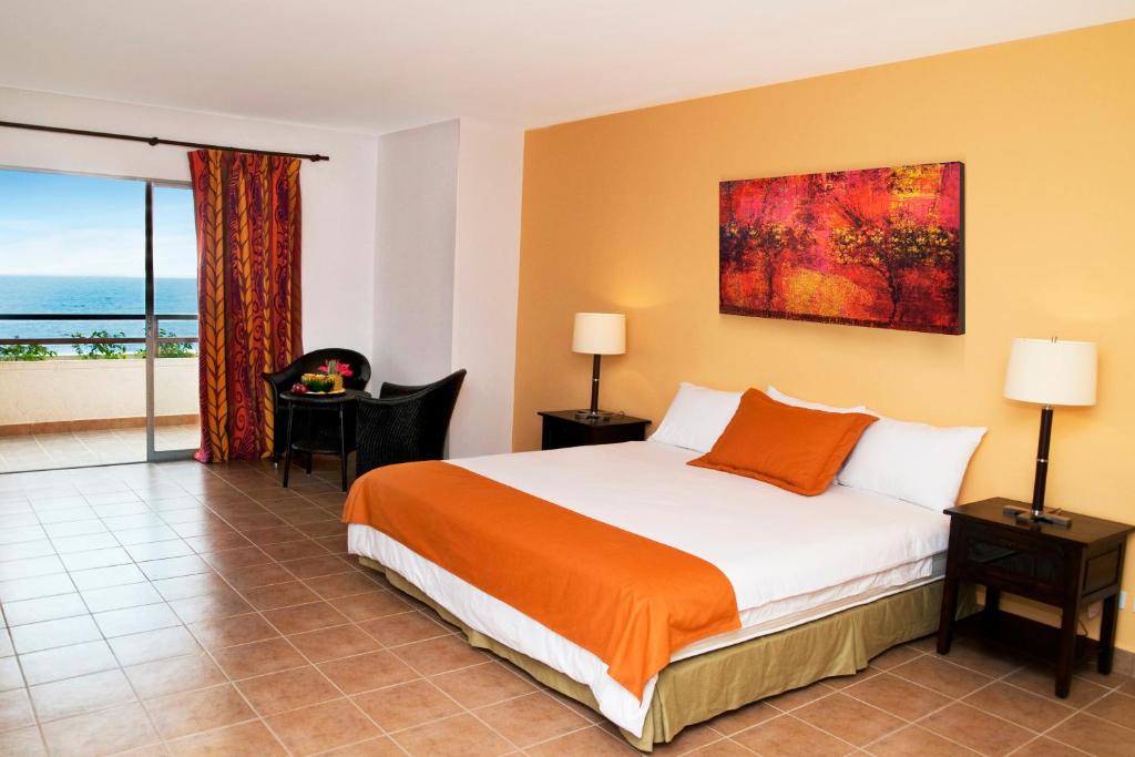 Postel nebo postele na pokoji v ubytování Royal Decameron Mompiche - All Inclusive