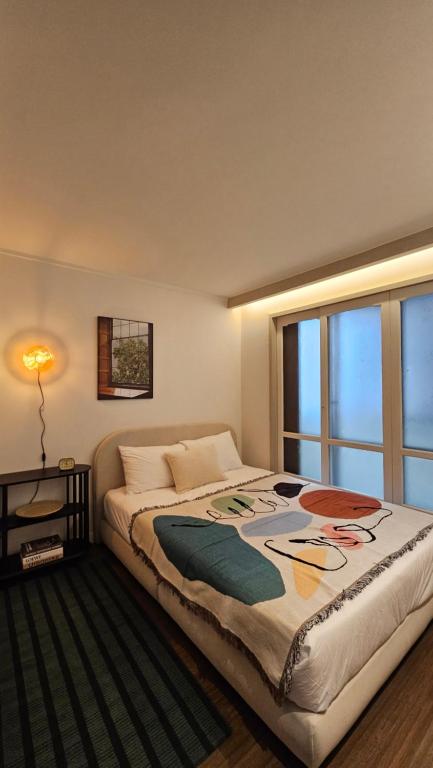 Un pat sau paturi într-o cameră la 미미스테이 1st