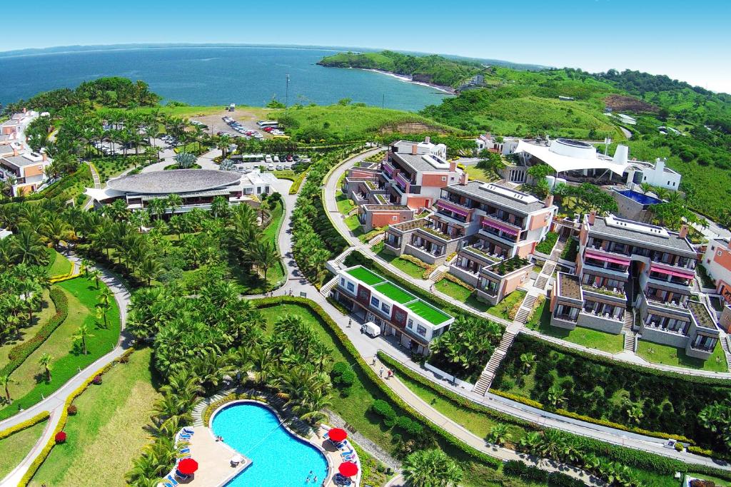 una vista aérea de un complejo con piscina en Royal Decameron Mompiche - All Inclusive, en Mompiche