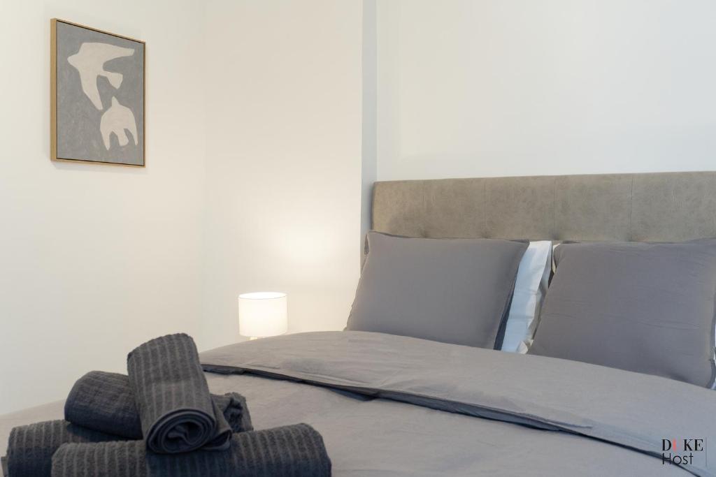 una camera con letto e testiera di Malasaña Urban Rooms a Madrid