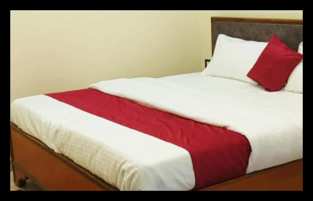 En eller flere senge i et værelse på The Aditya Inn