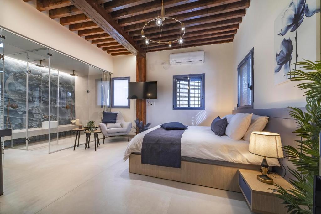 een slaapkamer met een bed en een woonkamer bij Soor in Akko