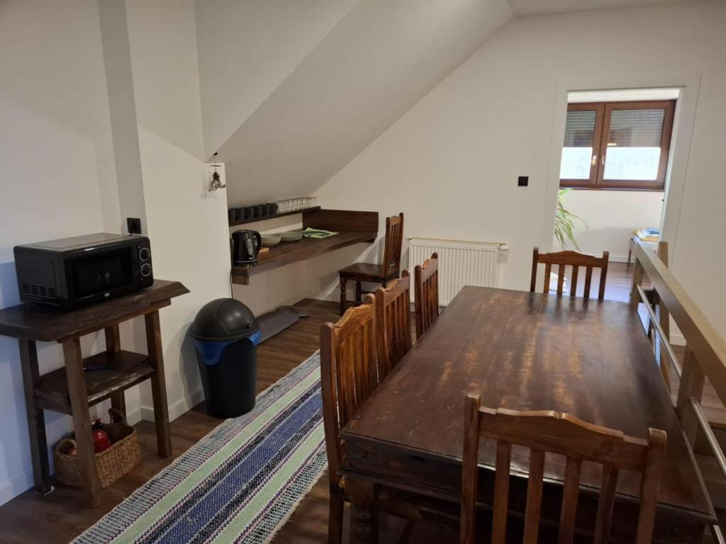 TV a/nebo společenská místnost v ubytování Ranczo Nowodworce - pokoje do wynajęcia