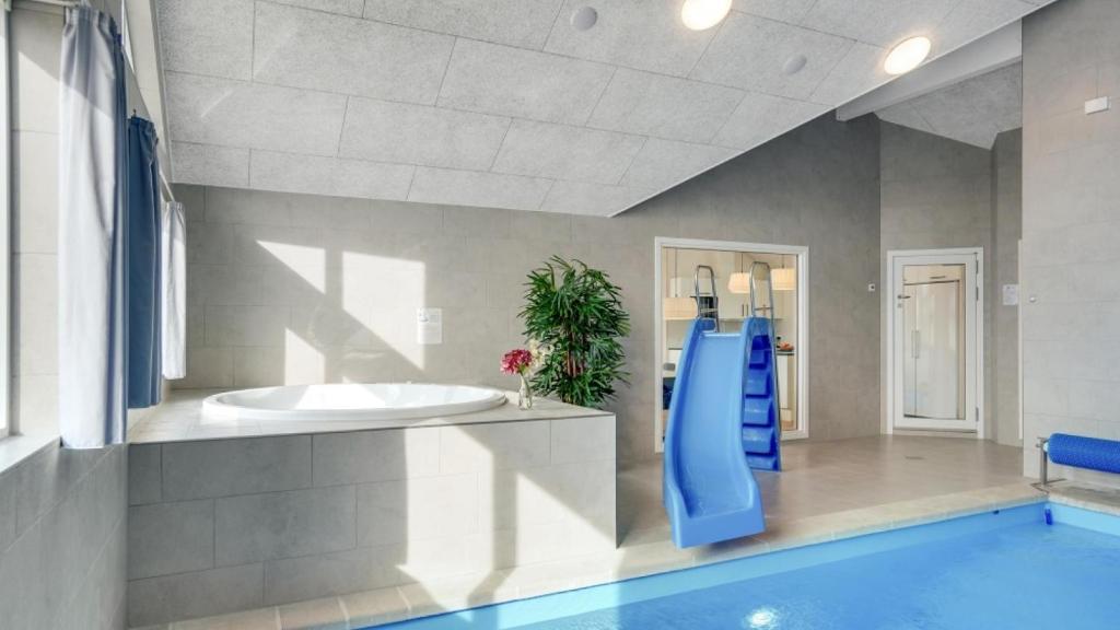 bagno con vasca e piscina di Villavilla #488 - Mommark, Sydjylland a Sarup