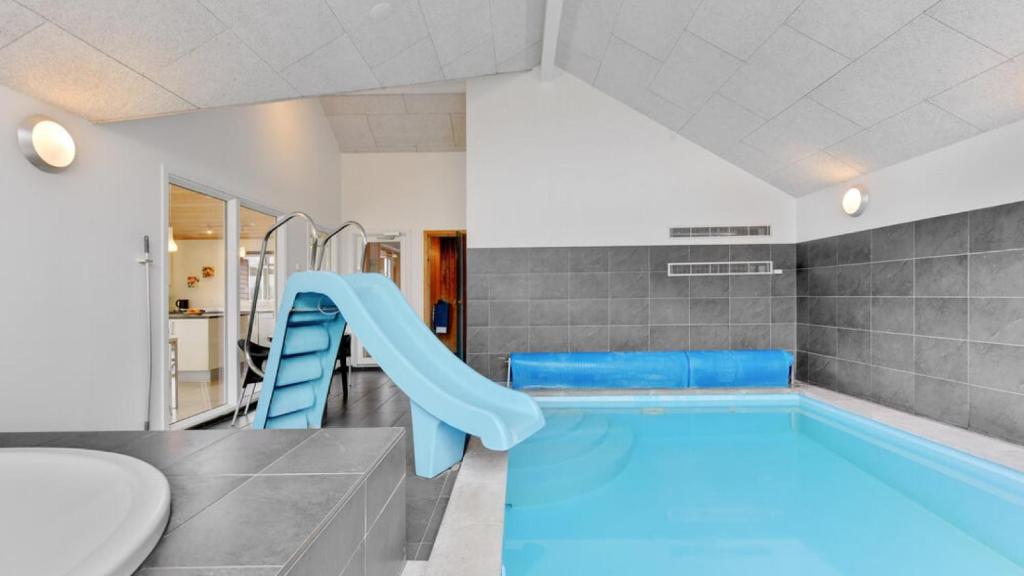 una piscina cubierta con tobogán en una casa en Villavilla #280 - Nordals, Sydjylland, en Nordborg