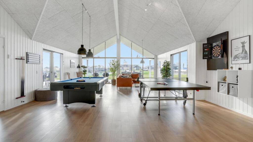 una grande camera con tavolo da biliardo e tavolo di Villavilla #496 - Mommark, Sydjylland a Sarup