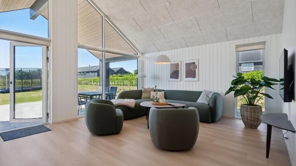 un soggiorno con un divano e un tavolo di Villavilla #633 - Mommark, Sydjylland a Sarup