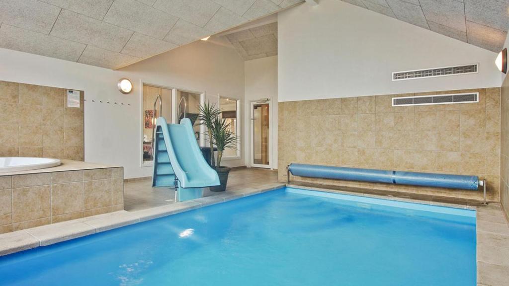 una piscina con bañera y lavabo en Villavilla #286 - Nordals, Sydjylland, en Nordborg