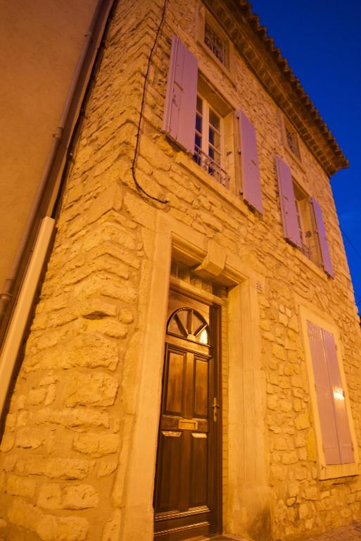 - un grand bâtiment en pierre avec une porte et des fenêtres dans l'établissement Chemin Neuf, à Peyriac-de-Mer