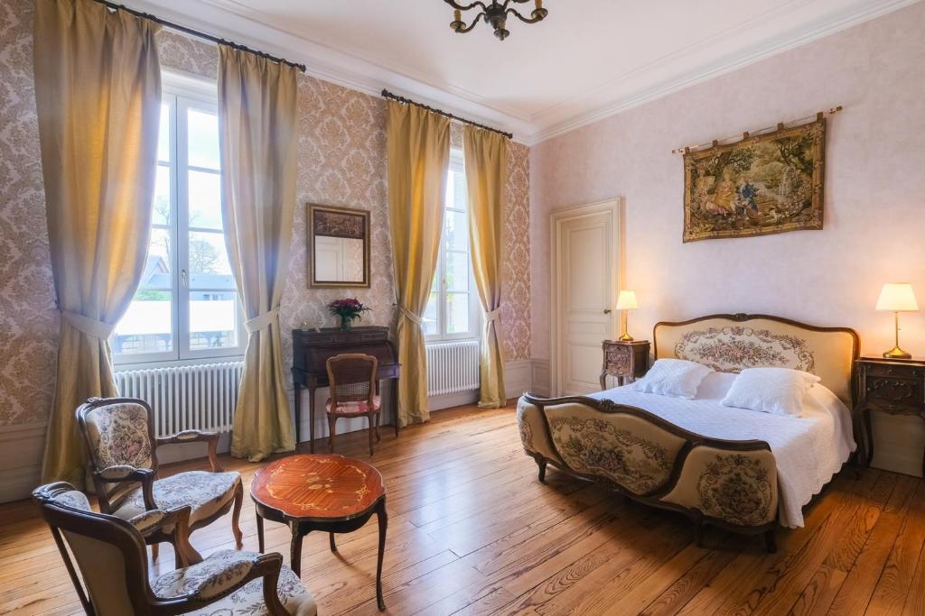 Giường trong phòng chung tại Château Belle Epoque - Chambres d'Hôtes & Gîtes