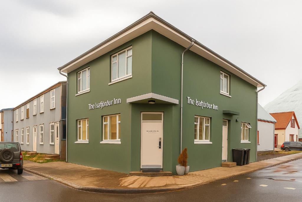 un edificio verde al lado de una calle en The Ísafjörður Inn by Ourhotels, en Ísafjörður