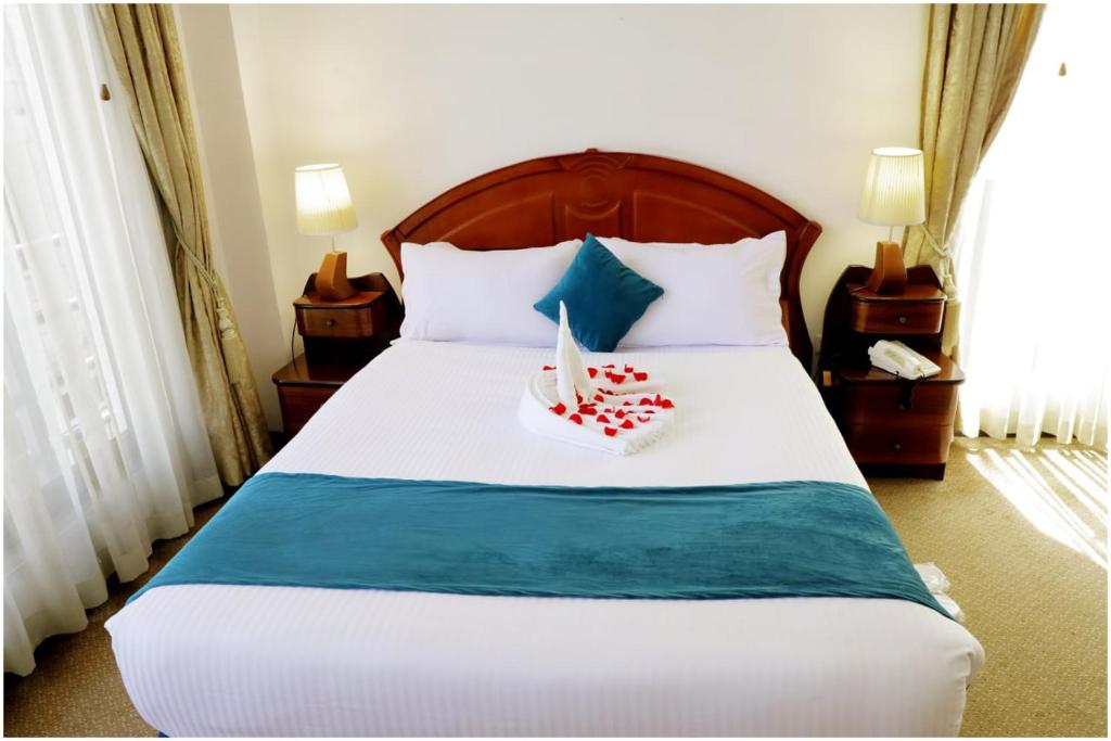 Llit o llits en una habitació de Platinum Hotel
