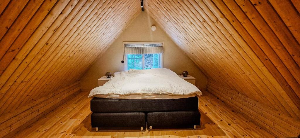 Postel nebo postele na pokoji v ubytování Cottage By The Stream In Southern Halland