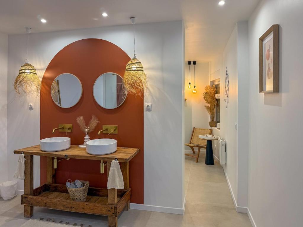 Et badeværelse på La suite précieuse - Lieu d'exception avec spa