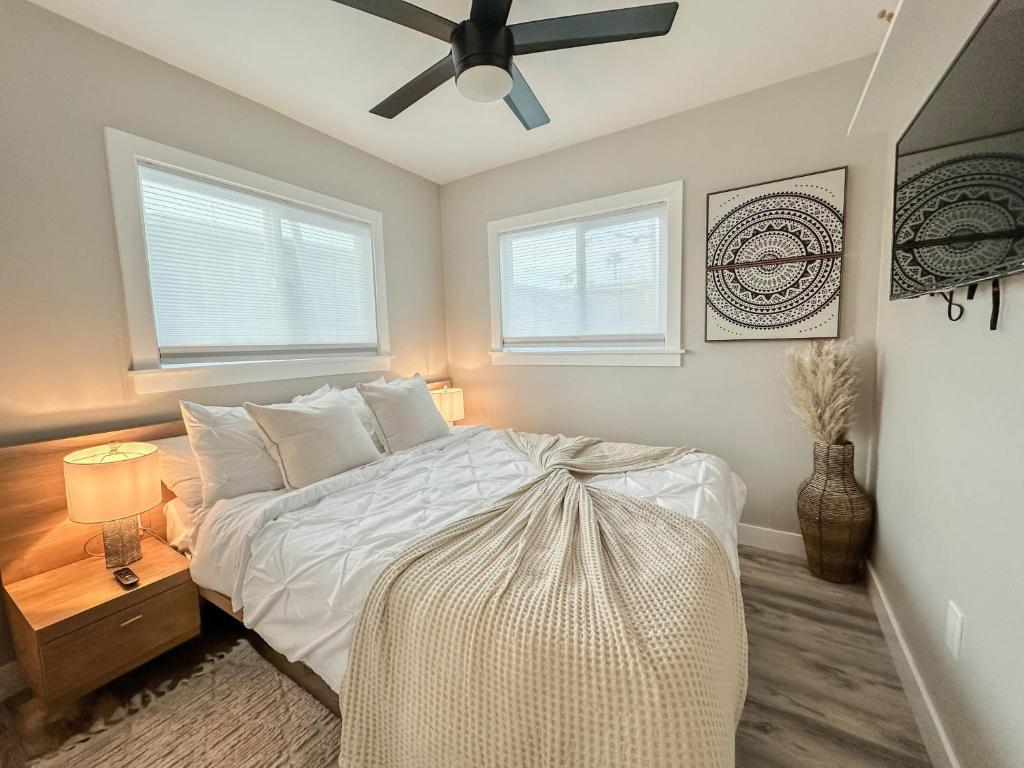 Postel nebo postele na pokoji v ubytování Urban Zen 2 - Luxury Remodel - Gr8 Deal- WOW