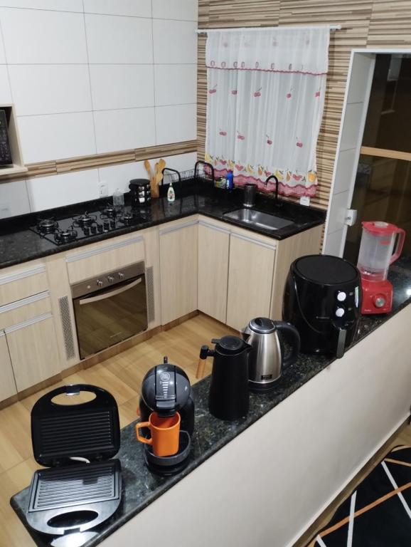 una cucina con piano di lavoro con pentole e padelle di Recanto lua serena Brotas a Brotas