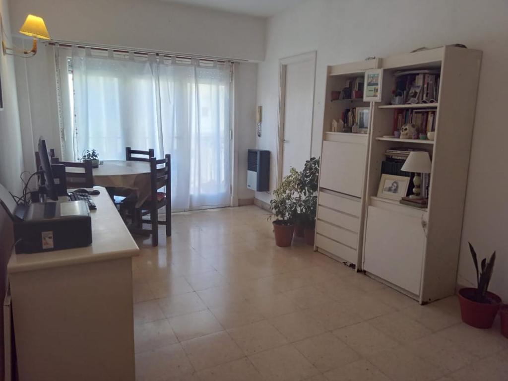 een keuken en eetkamer met een tafel en een ruimte met een eettafel bij Departamento Falucho in Mar del Plata