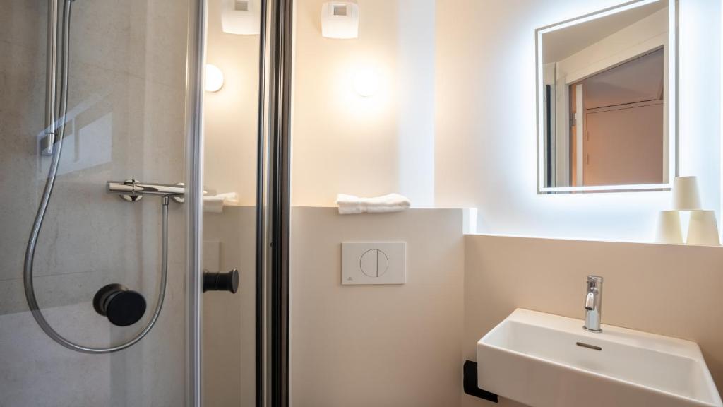 Kyriad ECO - Suresnes - La Defense - Standard Room With One Queen Bed And One Sofa Bed